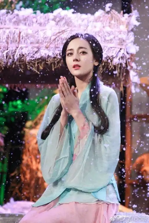 来自天天向上的古装迪青衫粉裙衬如仙美颜
