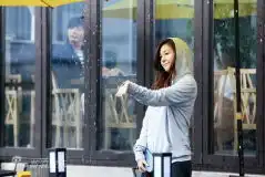 张东健金荷娜雨中邂逅曝剧照