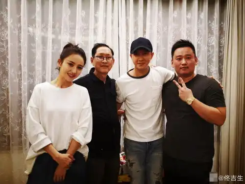 佟丽娅董璇等人豪宅聚会照曝光,两人与佟爸合影像极姐妹花
