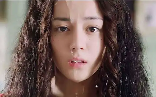 初恋这件小事赵今麦发型神似迪丽热巴,强行扮丑只能泡面头