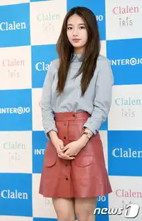 秀智出席活动清纯动人衬衫搭皮裙秀美腿
