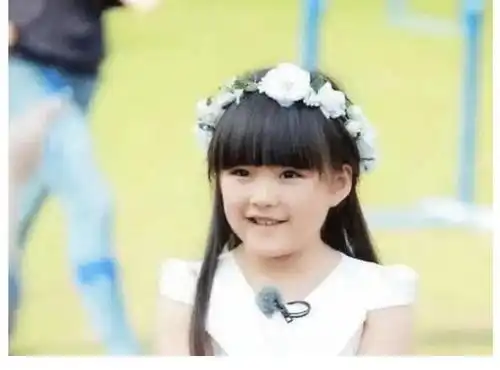 贾乃亮和王岳伦女儿,一个穷养一个富养,如今差距一目了然