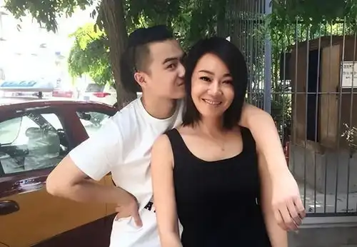 离谱曝闫妮高调官宣与李晨恋情,两人相差7岁,更多细节被扒
