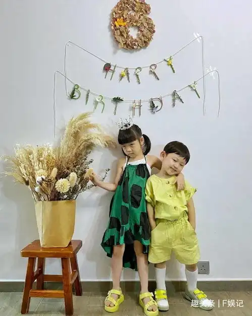 tvb当家小生与家人为女儿庆生一家四口穿亲子装拍温馨全家福