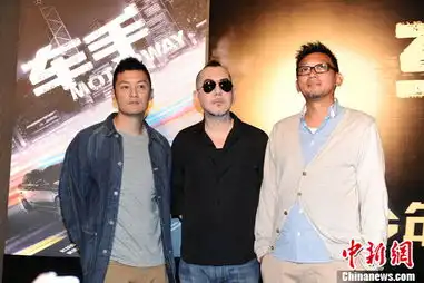 余文乐与男友人半裸滑水腰间赘肉曝光