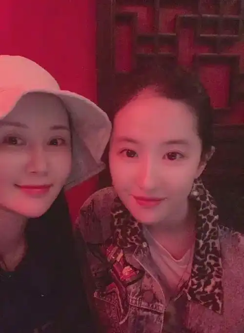 舒畅与刘亦菲两个女神同框照片