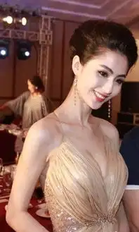 17岁出道,19岁就赴俄罗斯出演三级片,之后以艳星走红娱乐圈
