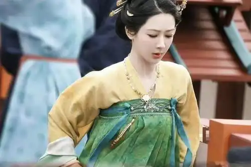 国色芳华杀青,看了杨紫的剧照,我才知道什么叫天选古人
