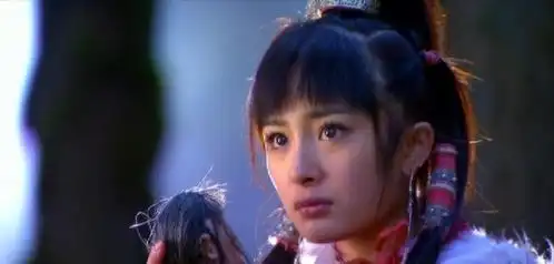 10年前她是赵薇广告中的配角,站在镜头最边缘,如今却已红到发紫
