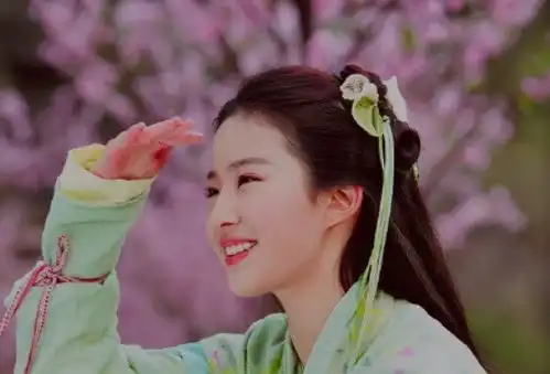 刘亦菲晒健身照上热搜,明明可以靠颜值,偏偏颜才兼备
