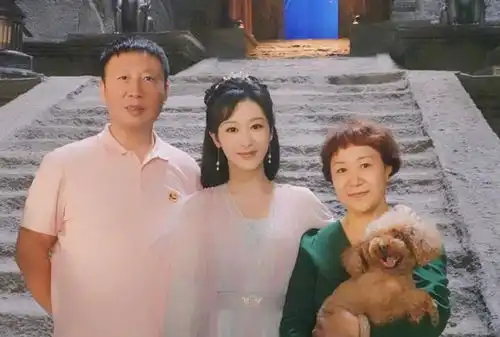 杨紫晒库存自拍照,不受余生延期的影响出名很早,未来很长2