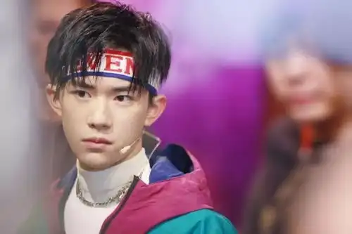 易烊千玺再次难逃私生饭的骚扰,坐飞机被偷拍,粉丝放过他吧