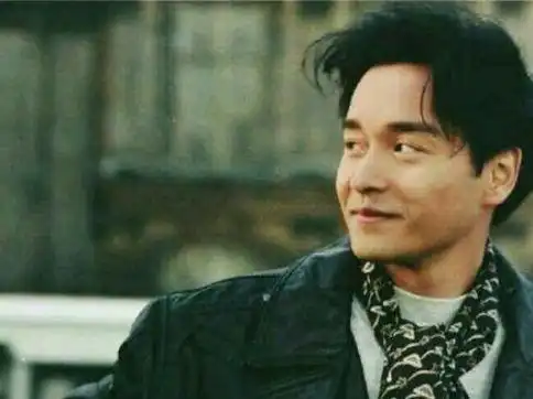 踢向华强板凳捏成龙脸,他才是香港娱乐圈顶级大佬,网友最爱你
