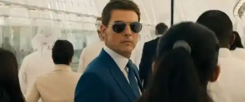 碟中谍7新剧照曝光阿汤哥高空手扒飞机