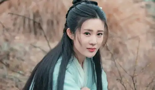 出道全靠姑父捧,如今姑父娶小30岁娇妻,29岁侄女无戏可拍