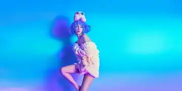 angelababy写真尺度大开低胸穿衣搭配化身蓝色妖姬
