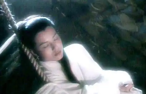 3个版本的小龙女睡绳子,看到剧照后,才明白原装高仿和山寨的区别
