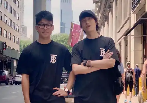 陈尊佑晒照感恩父爱,侧颜神似陈坤,父子俩同食一碗饭劲温馨
