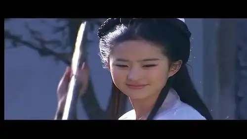 小龙女被众人举高高,那个群众演员干嘛呢,手一点也不老实