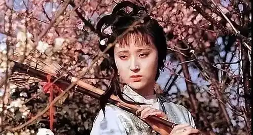 陈晓旭的颜值被严重低估了1987年香港出街,一袭白衣,仙气飘飘