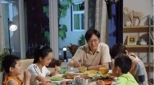 家有儿女饭菜是假的,还珠格格假的,这部剧组穷饭菜却用真的