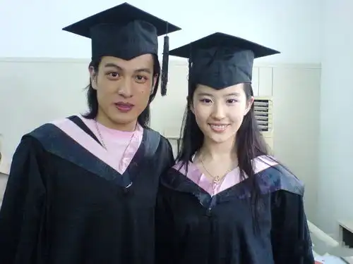 田馥甄学士服造型惊艳,杨幂青春活泼,却不及刘亦菲郑爽
