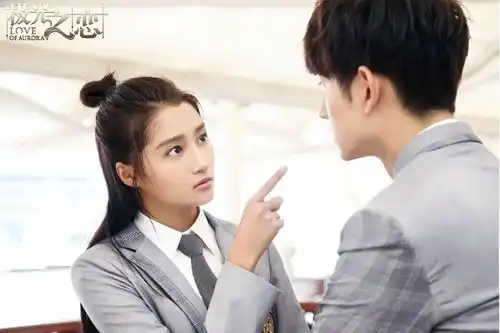 影关晓彤撑伞镜头火了,仿妆视频层出不穷,网友原版最惊艳