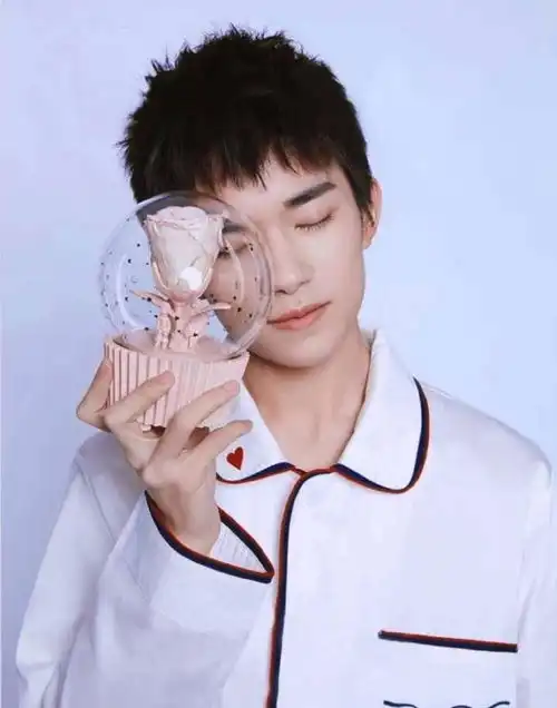 易烊千玺首张囚服剧照曝光大佬为周冬雨流泪,这是什么狗血剧情