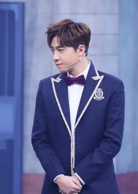 俞灏明当众展示自己发量,可撩起来的一瞬间,大型社死现场