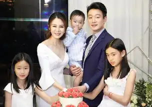 佟大为一家五口全家福曝光,两个女儿似双胞胎,小儿子比他还帅
