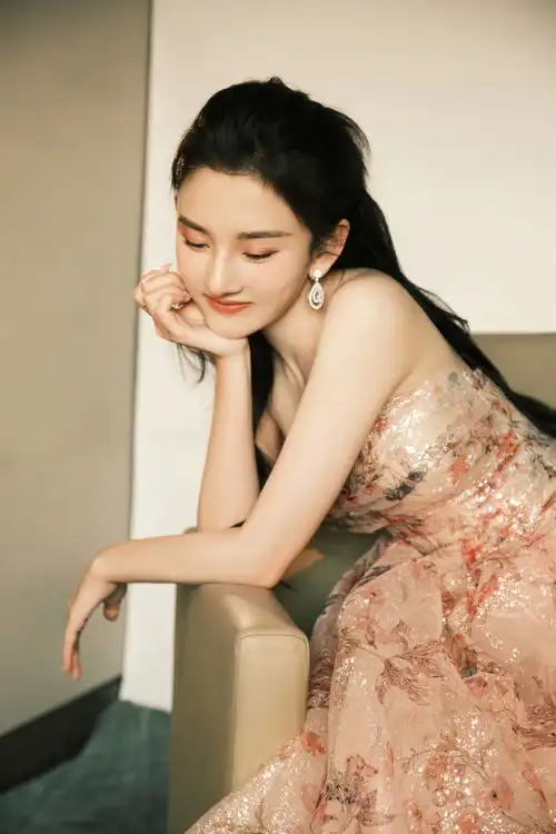 宋祖儿国剧造型图印花亮片纱裙礼服下的宋祖儿好温柔
