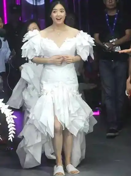 周冬雨变断臂,何洁秀锁骨,而她穿露肩装你们觉得怎么样