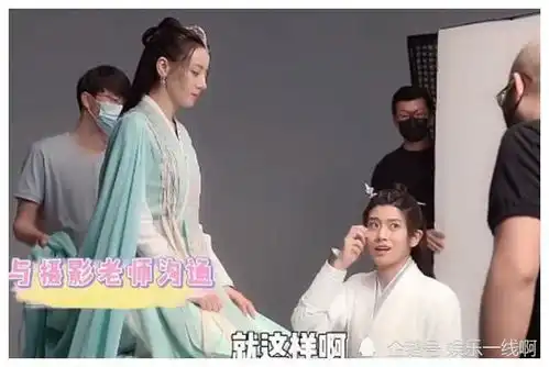 与君初相识超甜的海报花絮,任嘉伦像个乖宝宝,热巴在害羞偷笑
