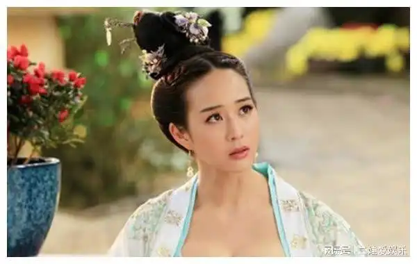 她出身于名门世家,出道15年零绯闻,被誉为娱乐圈最干净的女星
