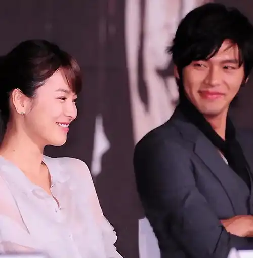 宋慧乔玄彬同日出席活动,女方脸僵神似姚晨,男方留胡子像大叔
