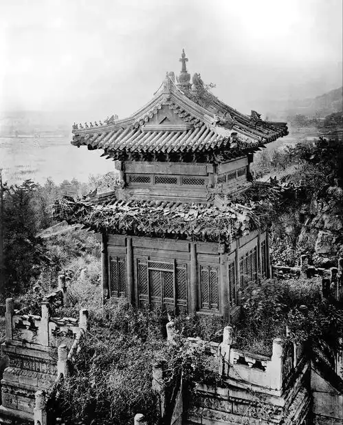 乾隆时建造的颐和园铜亭,采用207吨纯铜,因材料特性,得以幸存

