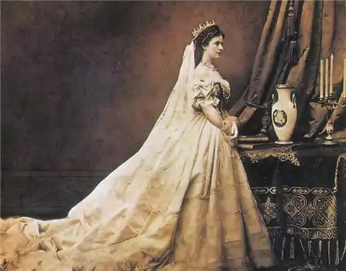 真实的茜茜公主儿子自杀,害死亲生女儿,在船上被一把锉刀暗杀