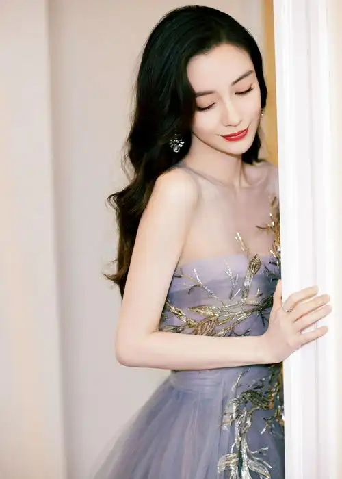 组图气质美女angelababy穿雾霾紫抹胸纱裙优雅迷人
