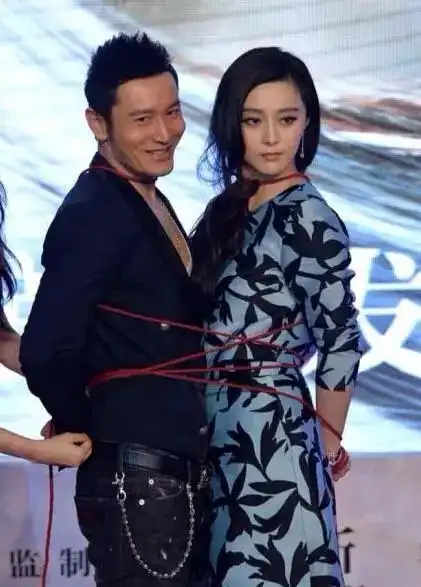 网友翻出黄晓明和范冰冰贴胸捆绑照片,是在挑战李晨和杨颖底线吗
