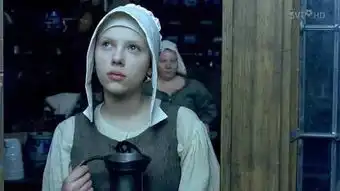 那位戴珍珠耳环的少女穿行于光影之中
