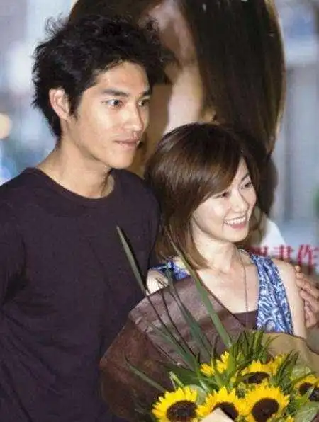 她因戏生情嫁大s前男友,2年生一儿一女,今43岁一家四口很幸福