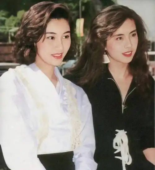 美人也怕对比早年李嘉欣同框王祖贤,美则美矣毫无风情