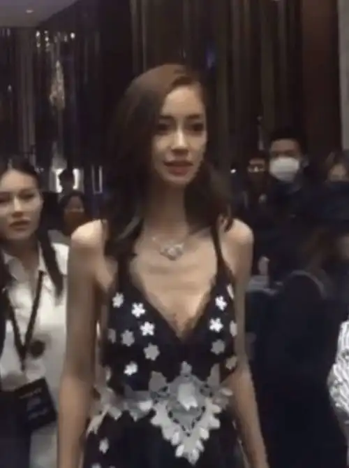 排骨胸纸片人行走的骷髅,这些女星瘦成这样,真不好看啊
