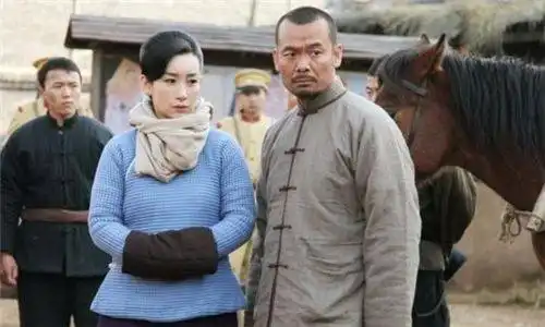 丰乳肥臀劳改犯姐姐为馒头失身,亲弟弟目睹全程却无动于衷