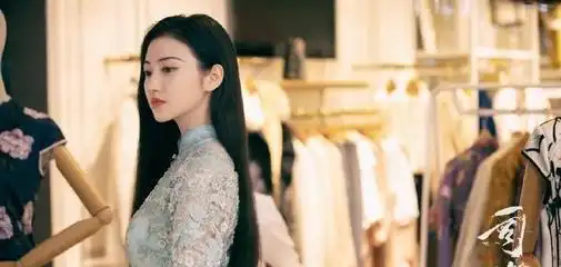 37岁佟丽娅晒旗袍写真,和景甜司藤造型有一拼,你被谁圈粉了