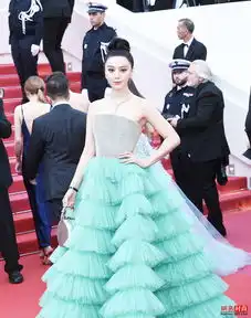 范冰冰着绿色蛋糕裙亮相戛纳红毯贵气十足

