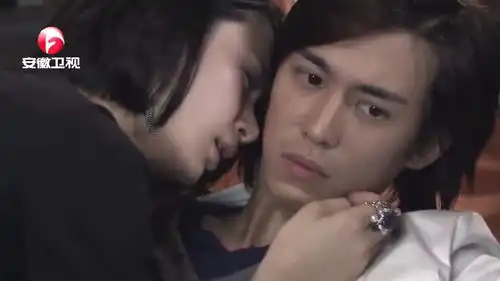 夏家三千金夏友善借着酒劲告白钟皓天,以死相逼留下他