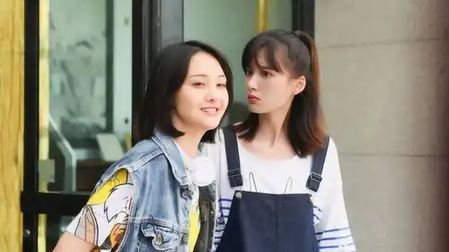 郑爽出山出席活动有谁注意她的坐姿网友这是小学生
