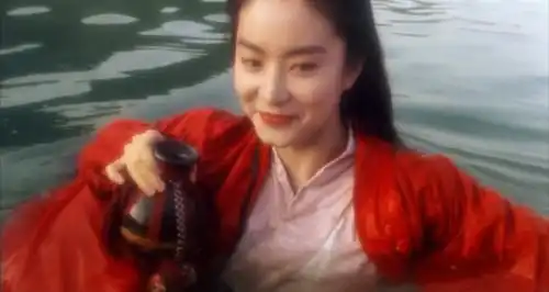 东方不败之林青霞她在水里喝酒的剧照,高清,大图,