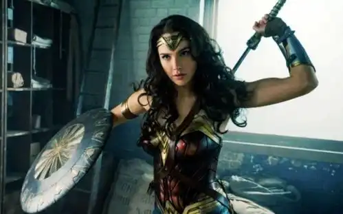 神奇女侠撕逼豹女,盖儿加朵身披战袍抱癌症病童,女神母爱泛滥